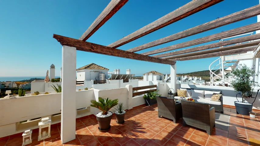 Penthouse with sea views in Valle Romano Golf, Estepona